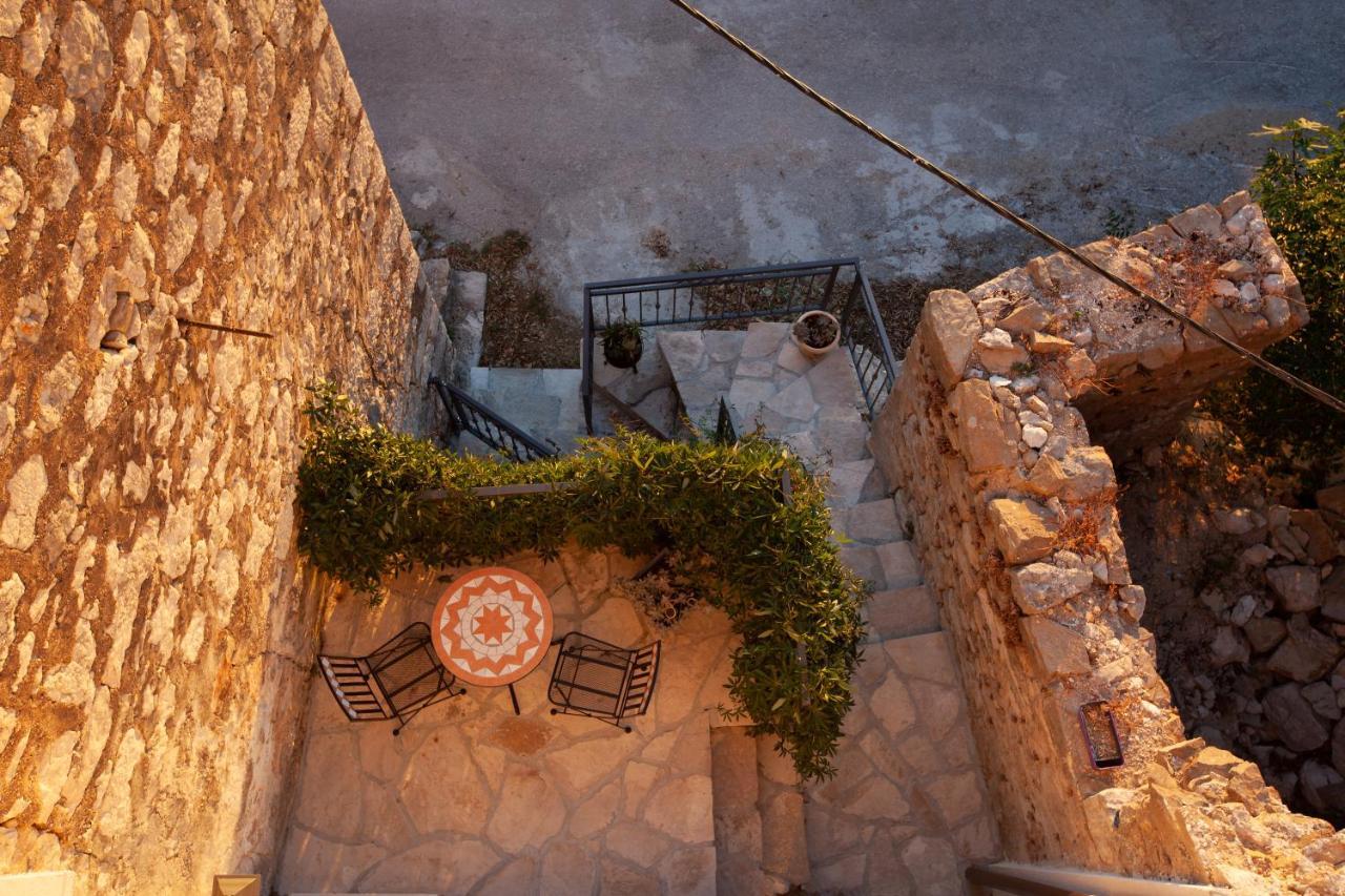 19th Century Stone Art House In Nature Park Villaer *